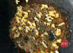 Illustration of how to make shrimp, luffa and mushroom soup 8