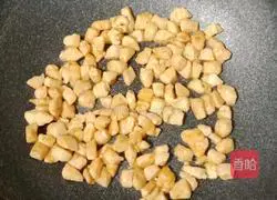 Illustration of how to stir-fry edamame rice with diced chicken 11