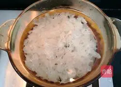 Illustration of how to make red dates, snow pear and white fungus soup 8