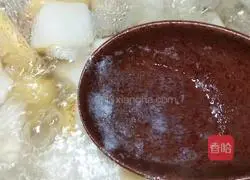 Illustration of how to make water chestnut, snow pear and red date soup 6