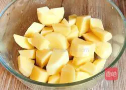 Illustration of how to cook duck legs with potatoes 3