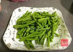 Illustration of how to make fried beans and pork 1