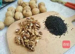 Illustration of making black sesame and walnut milk 2