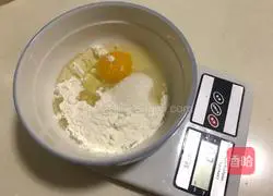 Illustration of how to make crispy egg rolls 1