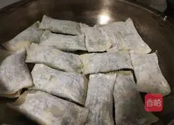 Illustration of how to make small pot stickers with chives 4