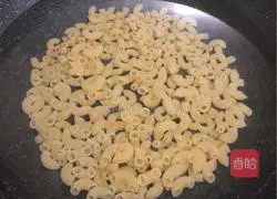 Illustration of how to make fried macaroni with lean meat 1