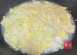 Illustration of how to make rice cake slices with cabbage in clear soup 9
