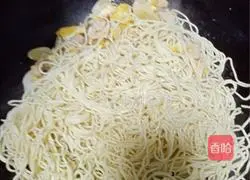 Illustration of how to stir-fry shredded pork with dragon beard 4