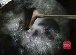 Illustration of how to make carrot and lotus root slices bone soup 2