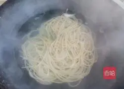 Illustration of how to make fried pasta with ham 4