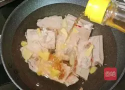 Illustration of how to make beef bone and lotus root soup 3