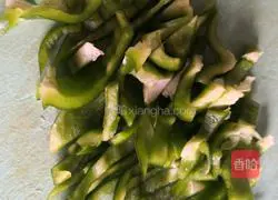 Illustration of how to make chicken breasts with onions 4