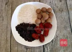 Illustration of how to make nourishing longan, red dates and black rice soup 1