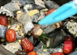 Illustration of how to make fragrant black-bone chicken soup 5