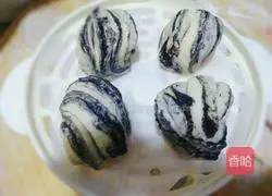 Illustration of how to make black sesame and multigrain flower rolls 10