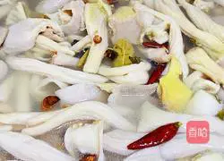 Illustration of how to make stir-fried duck intestines with double peppers 1