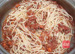 Illustration of how to make beef tomato sauce pasta 6