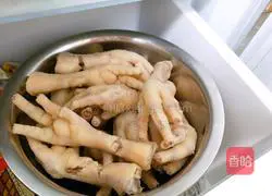 Illustration of how to make boneless hot and sour chicken feet 6