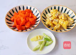 Mushrooms Illustration of how to make mushroom and corn pork ribs soup 5