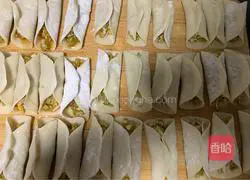 Illustration of how to make zucchini and egg pot stickers 8