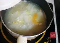 Illustration of how to make salted egg and winter melon soup 4