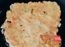 Illustration of how to make pumpkin shredded pancake noodles 4