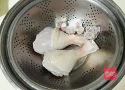 Illustration of how to make chicken legs, bamboo fungus and yam soup 5