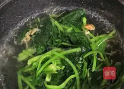 Illustration of how to make preserved egg, shrimp and spinach soup 5