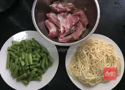 Illustration of how to make braised pork ribs and beans with noodles 2