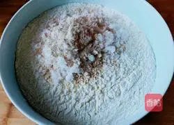 Milk-flavored oatmeal steamed buns recipe 2