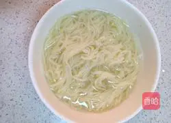 Illustration of how to make cold shredded chicken noodles 3