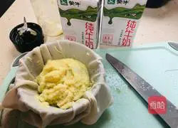 Illustration of how to mix ginger juice with milk 2