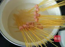 Illustration of how to make tomato sauce beef sausage pasta 4