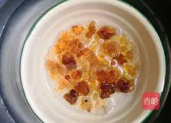 Illustration of how to make papaya stewed with peach gum 5