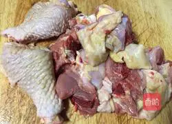 Illustration of how to make black bear palm mushroom and fresh bamboo shoots and native chicken soup 3