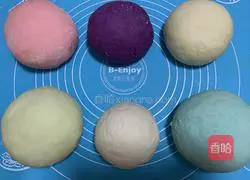 Illustration of how to make puppy steamed buns 1