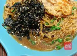 香Illustration of how to make braised noodles with poached eggs in chive oil 1