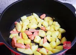 Illustration of how to make potato and ham braised noodles 7