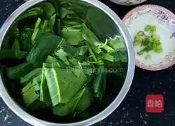 Illustration of how to make tomato, egg and spinach soup 1