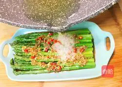 Illustration of how to make asparagus with oil 12