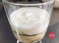 Illustration of how to make matcha yogurt fruit cup 8