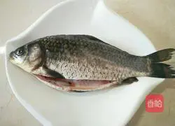 Illustration of how to make crucian carp tofu soup 1