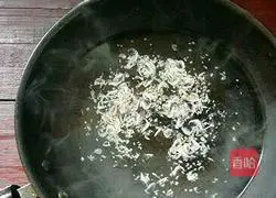 Illustration of how to make leek soup with shrimp skin, egg and leek 4