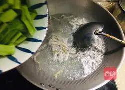 Illustration of how to make mustard shredded pork soup 7