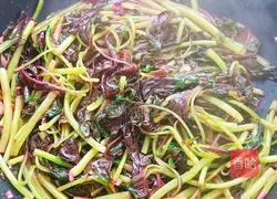 Illustration of how to make red amaranth and preserved egg soup 6