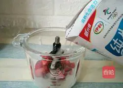 Strawberry Milkshake Recipe Illustration 4