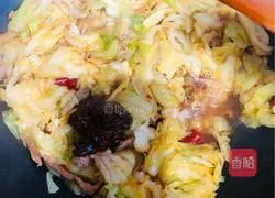 Illustration of how to make cabbage in dry pot 6