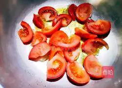 Illustration of how to make tomato, egg and tofu skin soup 6