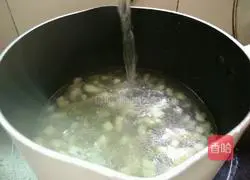 Illustration of how to make loofah, minced pork and shrimp skin noodles 6