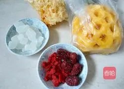 Illustration of how to make pineapple and white fungus soup 1